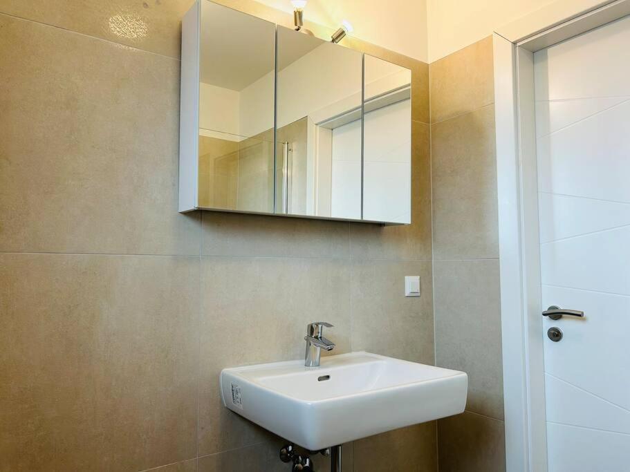 Sunny Modern Apartment With Balcony - Free Parking Vienna Esterno foto